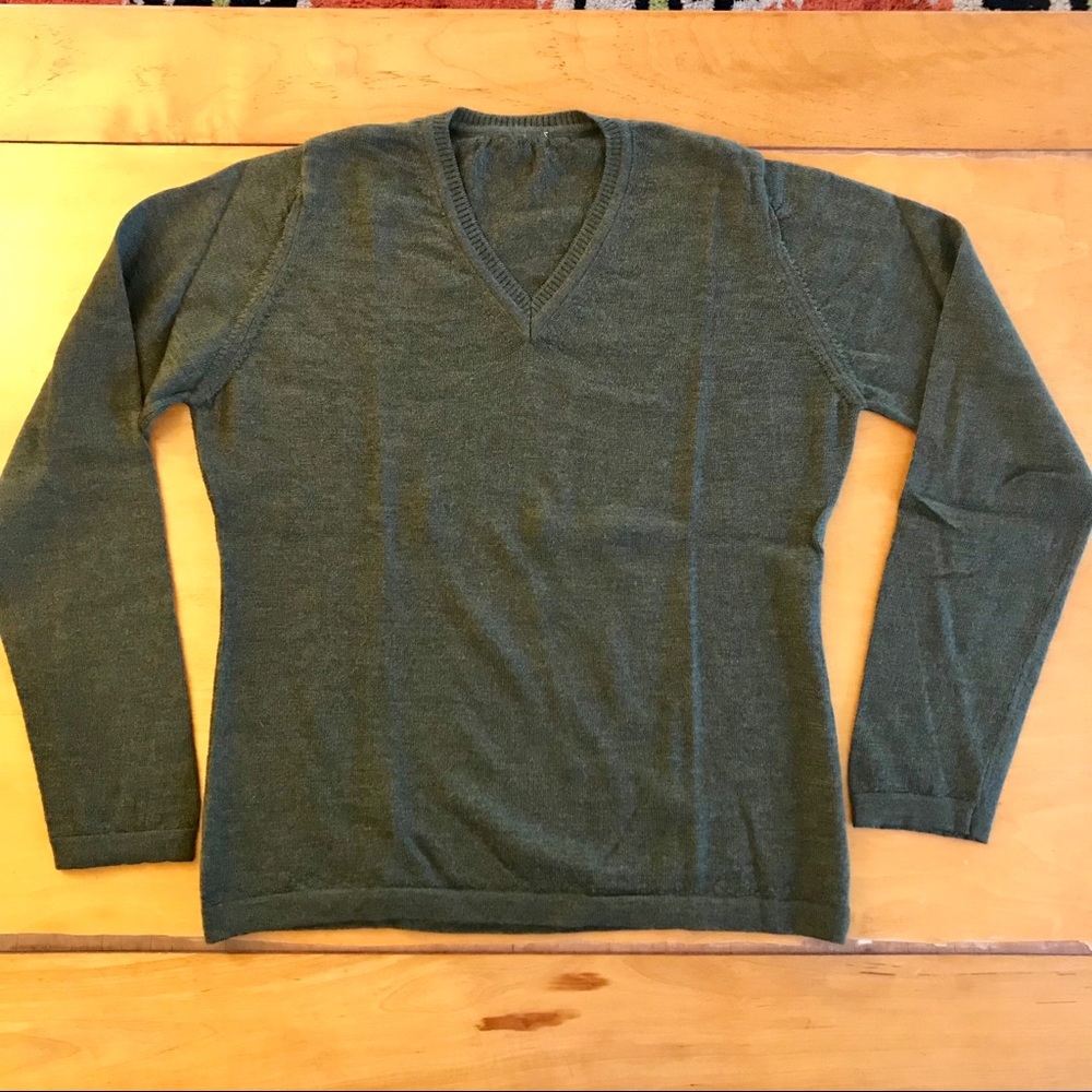 Dark Green heathered wool v neck sweater M no tag